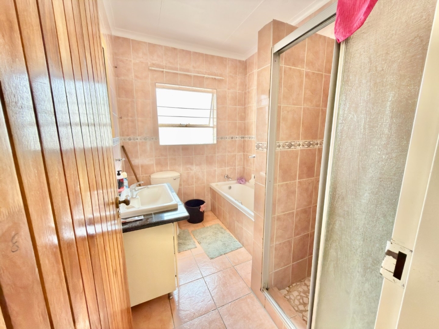 To Let 5 Bedroom Property for Rent in Ridgeway Gauteng