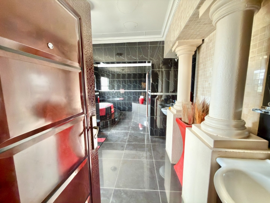 To Let 5 Bedroom Property for Rent in Ridgeway Gauteng