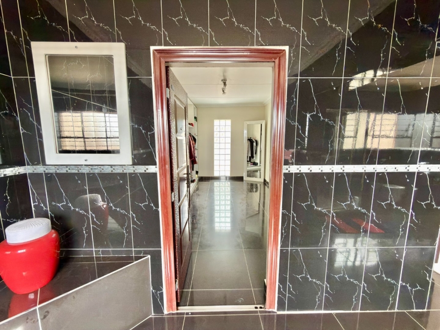 To Let 5 Bedroom Property for Rent in Ridgeway Gauteng