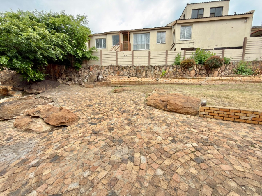 To Let 5 Bedroom Property for Rent in Ridgeway Gauteng