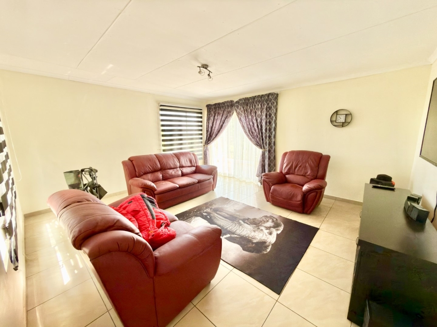 To Let 5 Bedroom Property for Rent in Ridgeway Gauteng