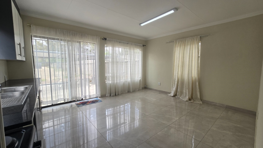 To Let 2 Bedroom Property for Rent in Glen Austin Gauteng