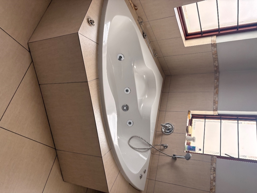 To Let 4 Bedroom Property for Rent in Lakefield Gauteng