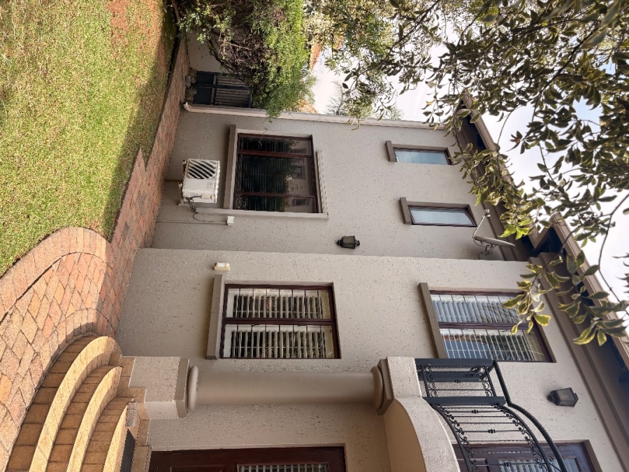 To Let 4 Bedroom Property for Rent in Lakefield Gauteng