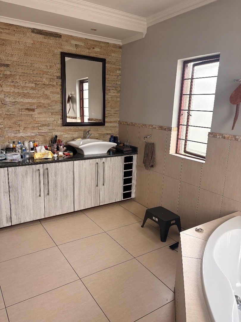 To Let 4 Bedroom Property for Rent in Lakefield Gauteng