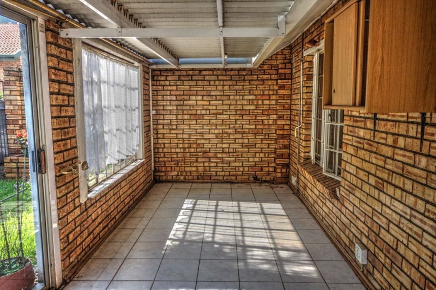 2 Bedroom Property for Sale in Glen Marais Gauteng