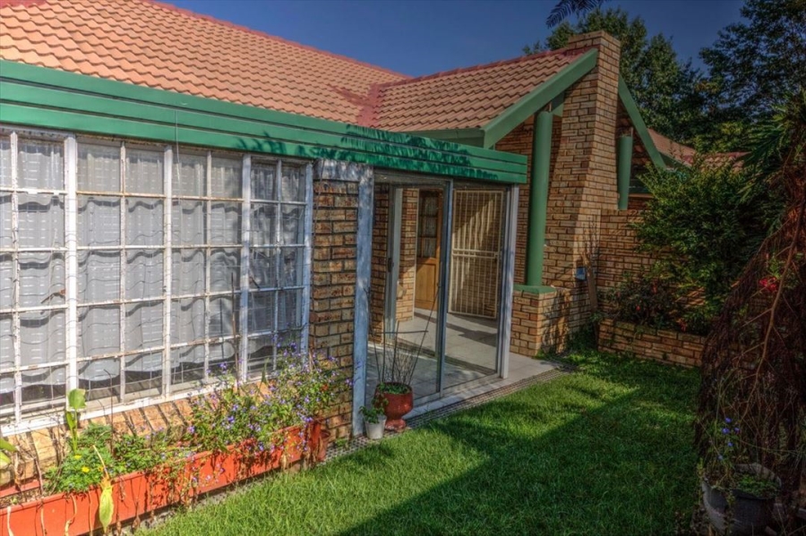 2 Bedroom Property for Sale in Glen Marais Gauteng
