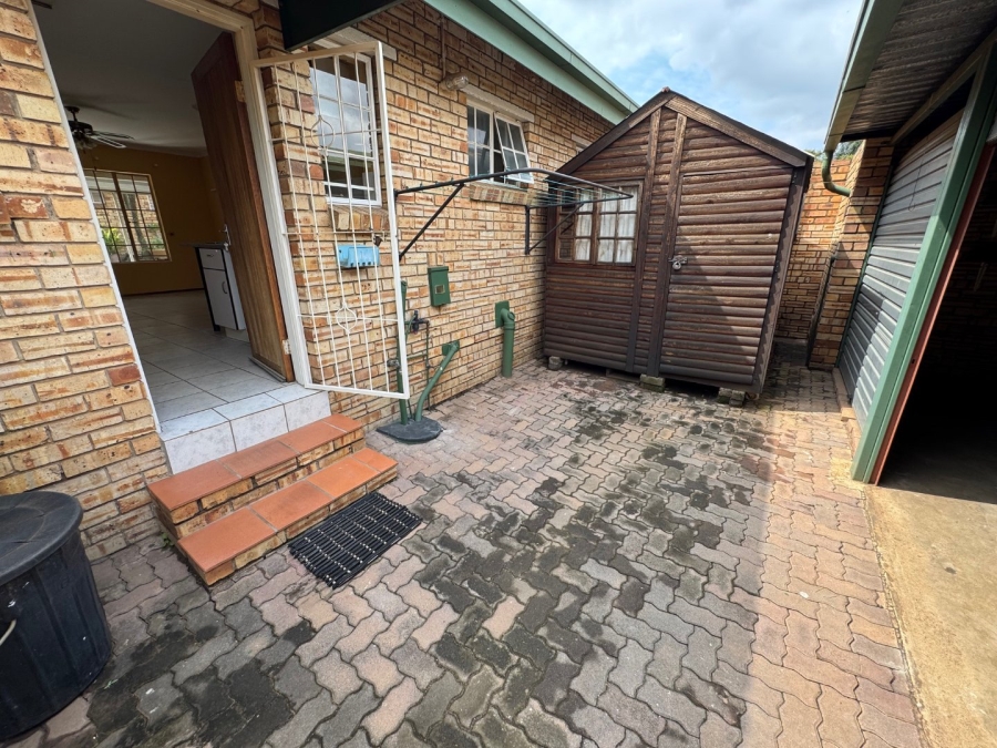 2 Bedroom Property for Sale in Glen Marais Gauteng