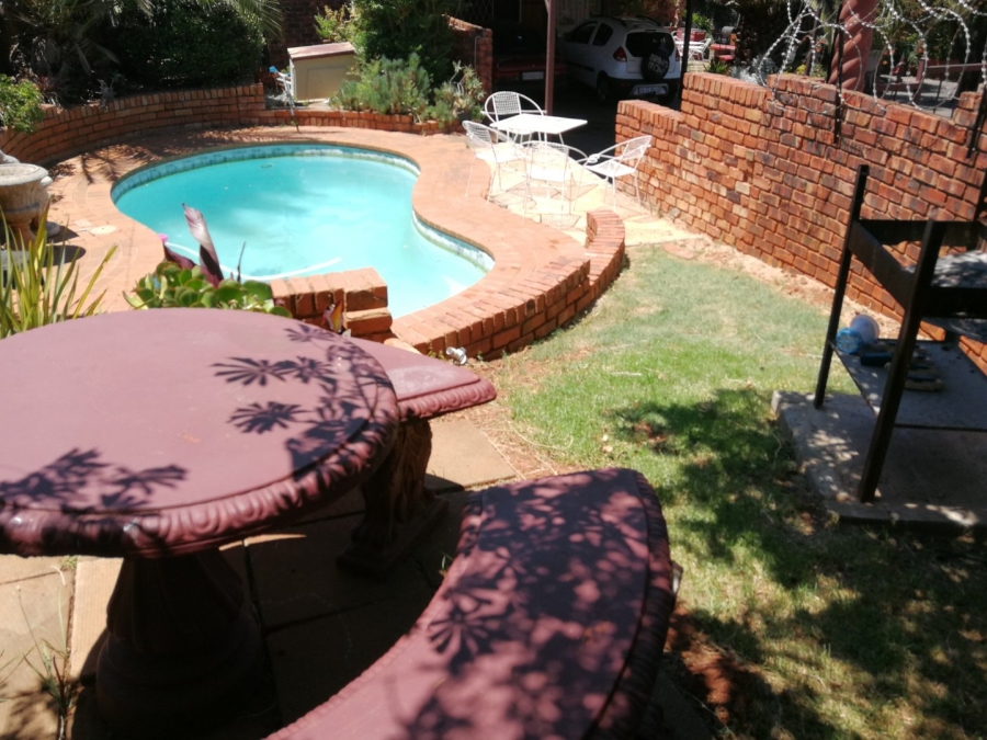 11 Bedroom Property for Sale in Clubview Gauteng