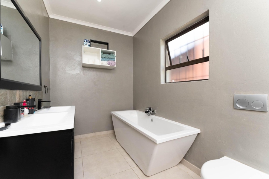 To Let 4 Bedroom Property for Rent in Sharonlea Gauteng