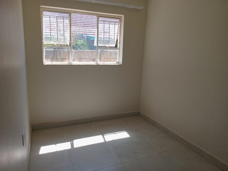 To Let  Bedroom Property for Rent in Roodekrans A H Gauteng