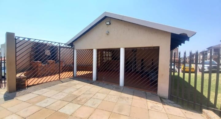 2 Bedroom Property for Sale in Mondeor Gauteng