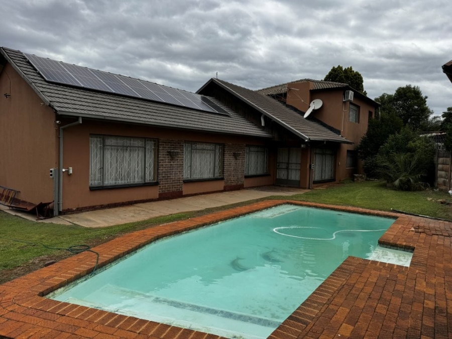 6 Bedroom Property for Sale in Birchleigh Gauteng