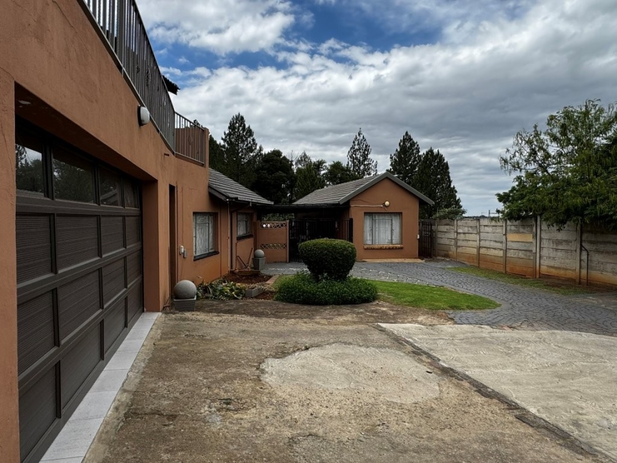 6 Bedroom Property for Sale in Birchleigh Gauteng