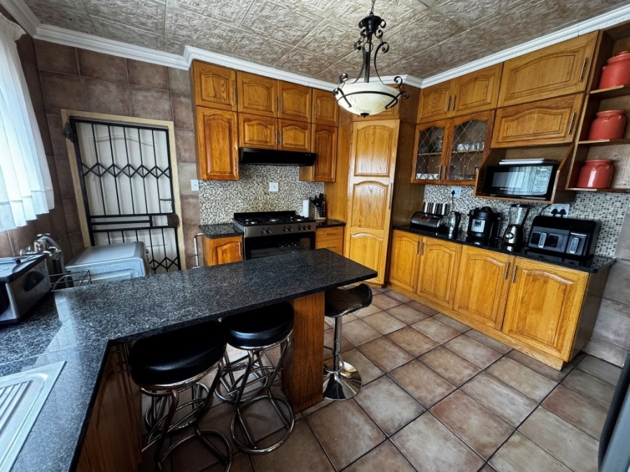 6 Bedroom Property for Sale in Birchleigh Gauteng