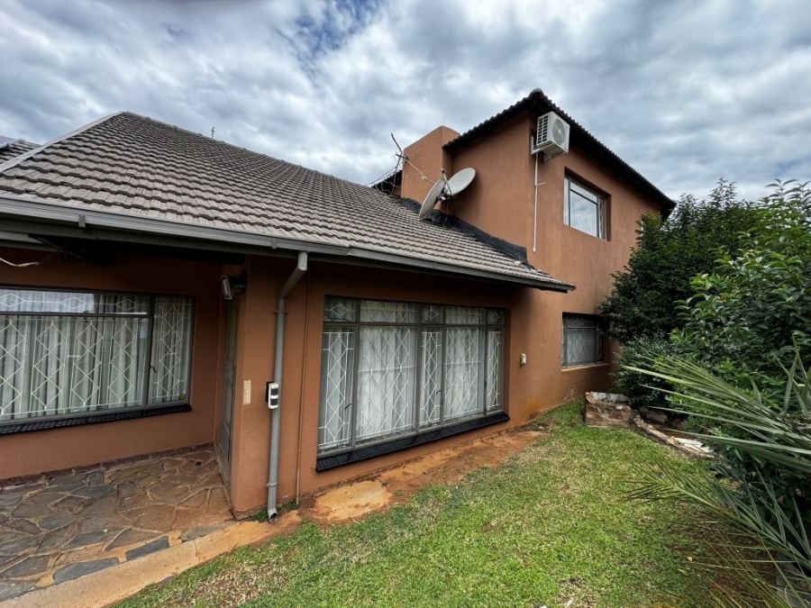 6 Bedroom Property for Sale in Birchleigh Gauteng