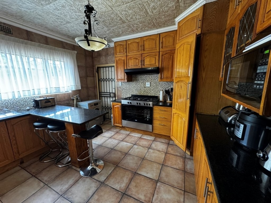 6 Bedroom Property for Sale in Birchleigh Gauteng