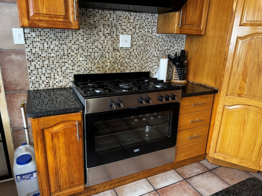 6 Bedroom Property for Sale in Birchleigh Gauteng