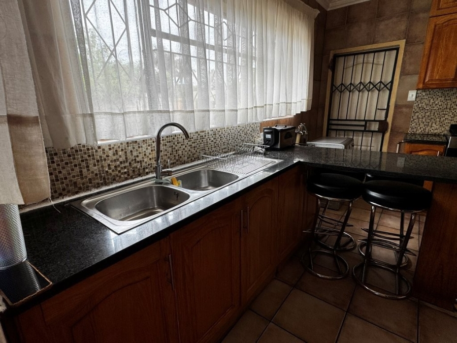 6 Bedroom Property for Sale in Birchleigh Gauteng