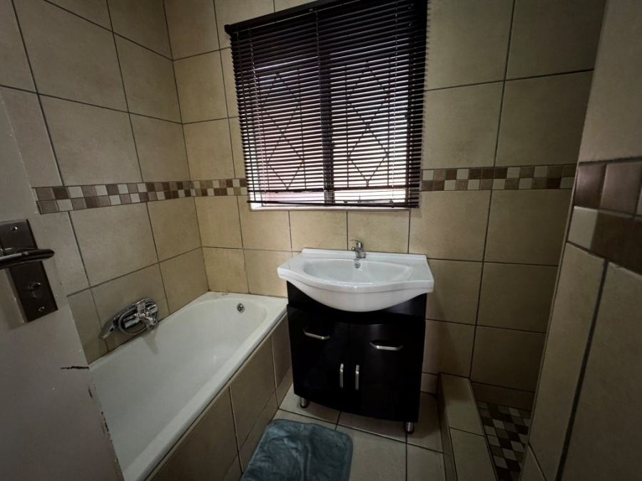 6 Bedroom Property for Sale in Birchleigh Gauteng
