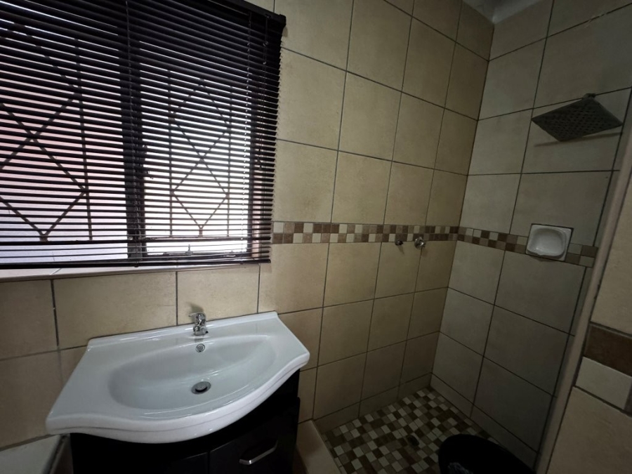 6 Bedroom Property for Sale in Birchleigh Gauteng