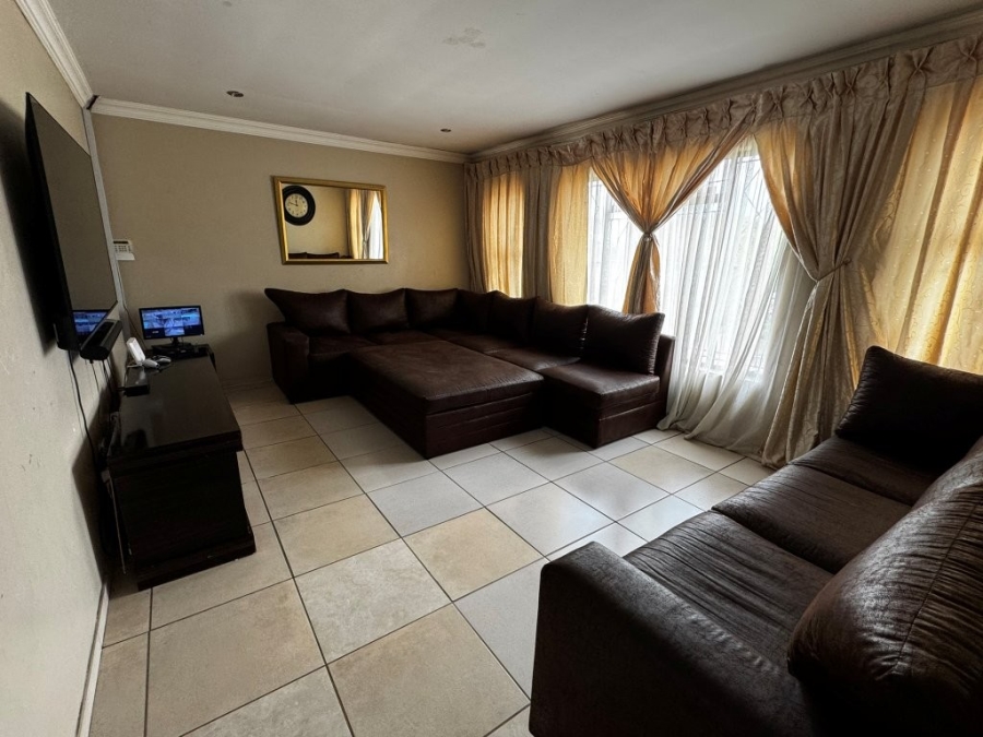 6 Bedroom Property for Sale in Birchleigh Gauteng