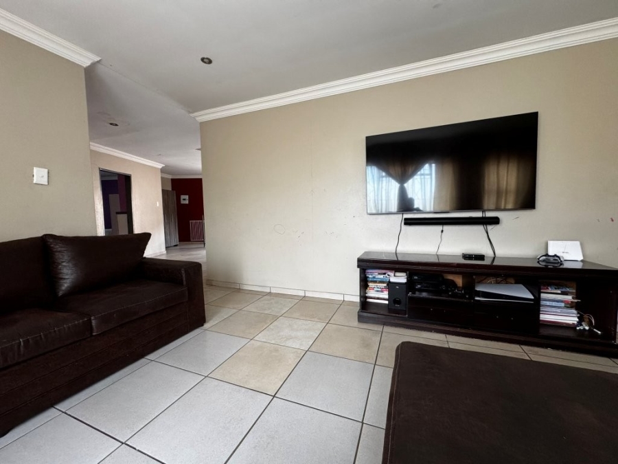 6 Bedroom Property for Sale in Birchleigh Gauteng
