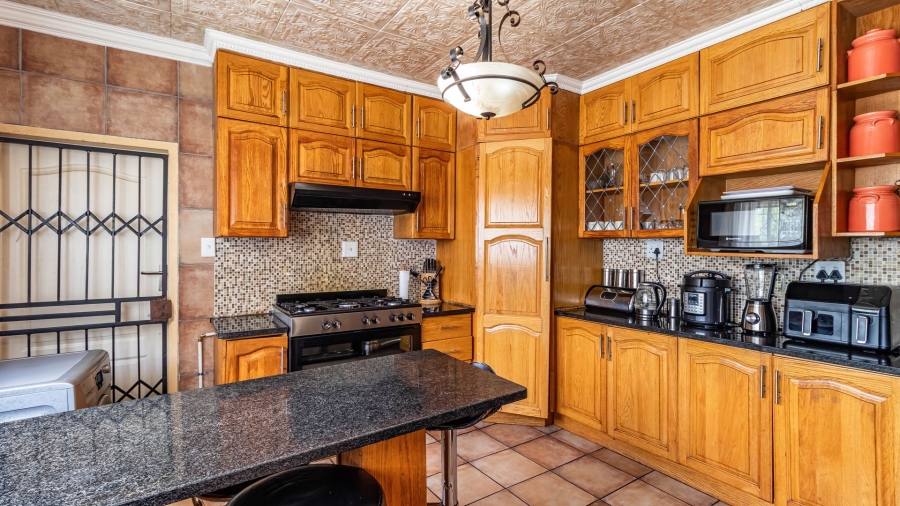 6 Bedroom Property for Sale in Birchleigh Gauteng