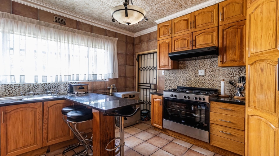 6 Bedroom Property for Sale in Birchleigh Gauteng