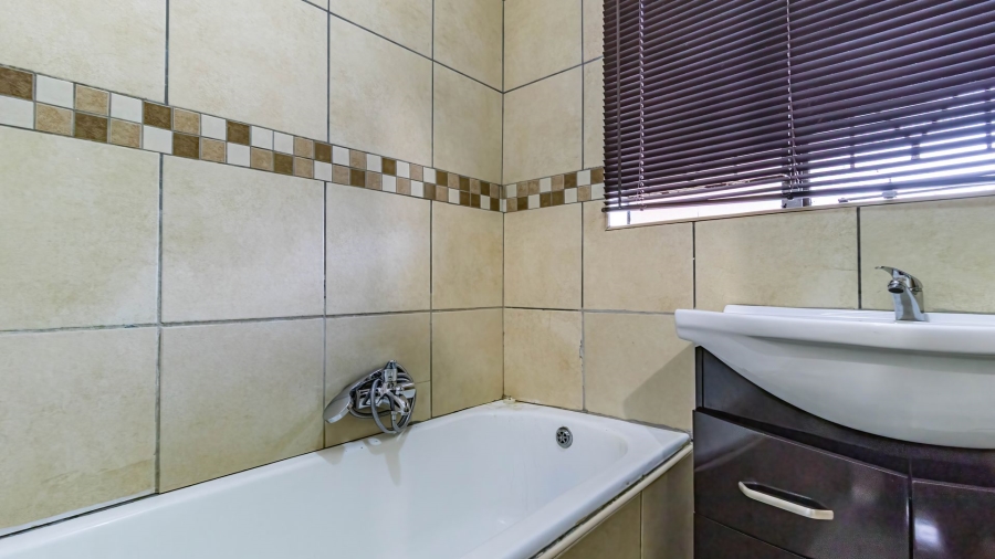 6 Bedroom Property for Sale in Birchleigh Gauteng