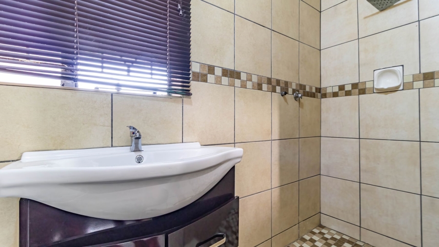 6 Bedroom Property for Sale in Birchleigh Gauteng