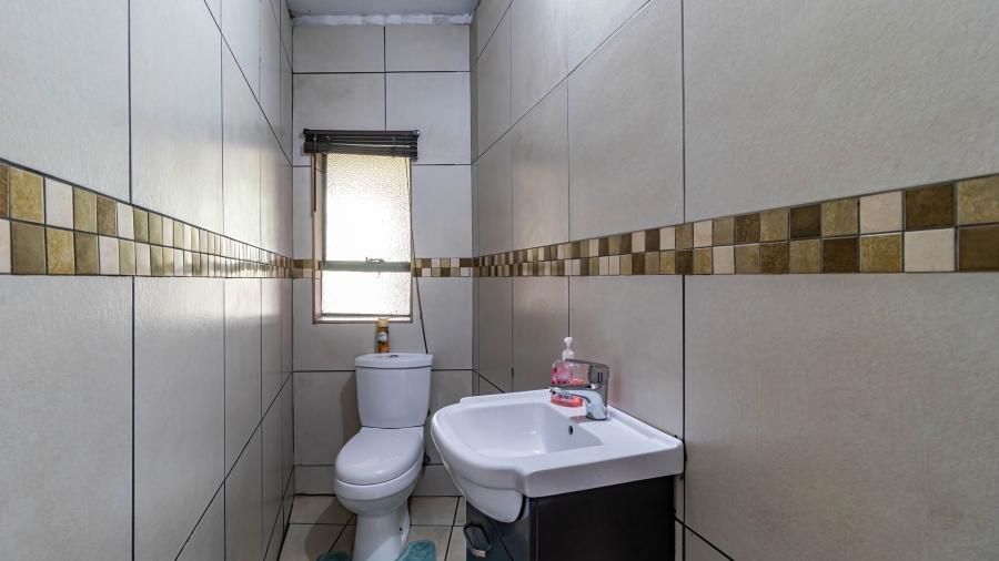 6 Bedroom Property for Sale in Birchleigh Gauteng