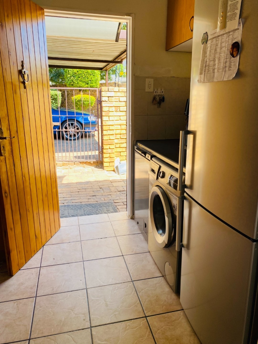 2 Bedroom Property for Sale in Wilgeheuwel Gauteng