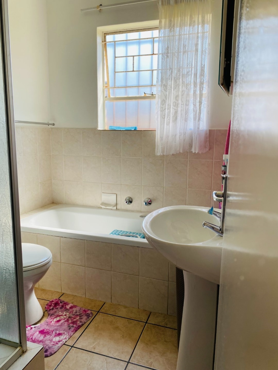 2 Bedroom Property for Sale in Wilgeheuwel Gauteng