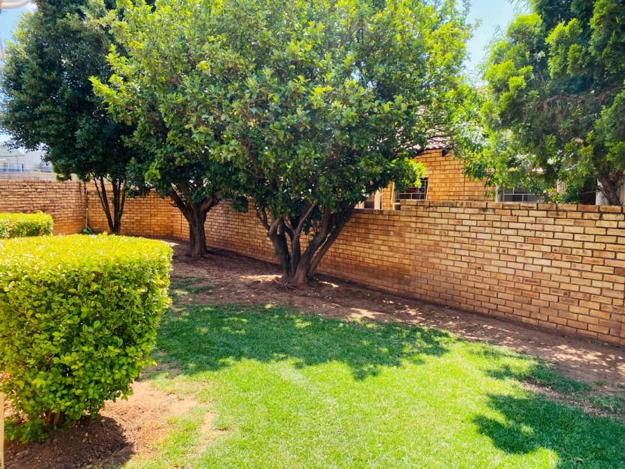 2 Bedroom Property for Sale in Wilgeheuwel Gauteng
