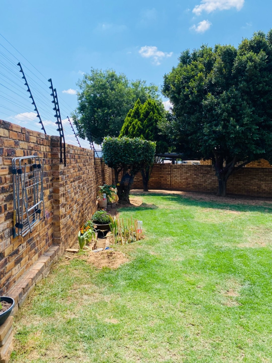 2 Bedroom Property for Sale in Wilgeheuwel Gauteng