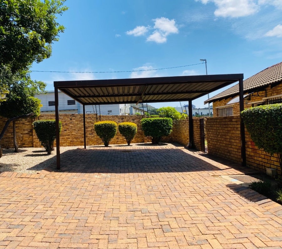 2 Bedroom Property for Sale in Wilgeheuwel Gauteng