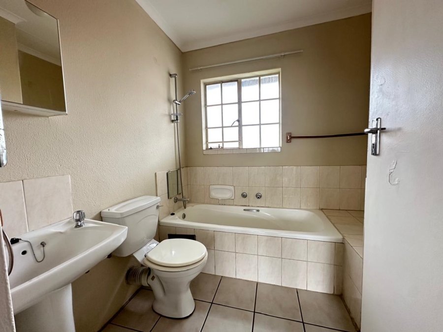 To Let 2 Bedroom Property for Rent in Beyers Park Gauteng