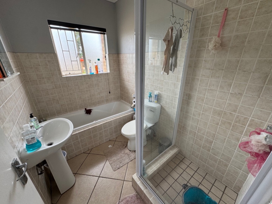 2 Bedroom Property for Sale in Glen Marais Gauteng