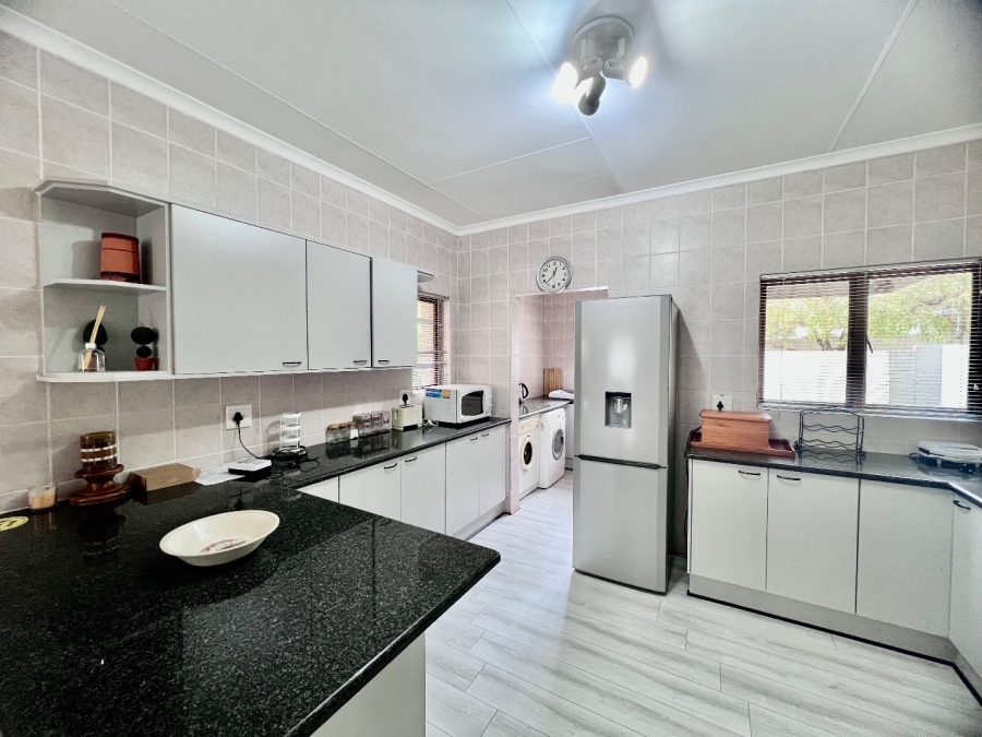 To Let 2 Bedroom Property for Rent in Silver Lakes Golf Estate Gauteng