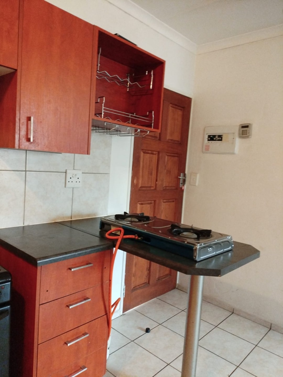 To Let 1 Bedroom Property for Rent in Crystal Park Gauteng