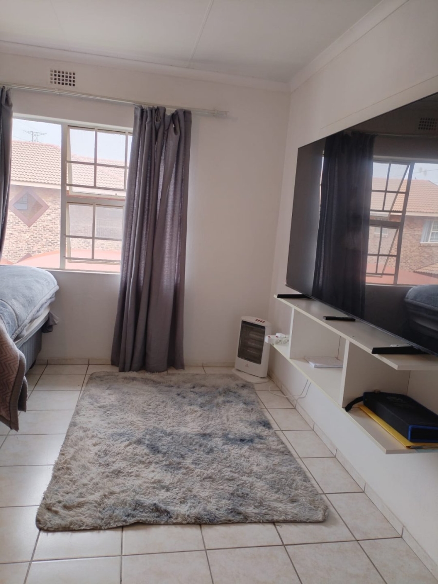 To Let 1 Bedroom Property for Rent in Crystal Park Gauteng