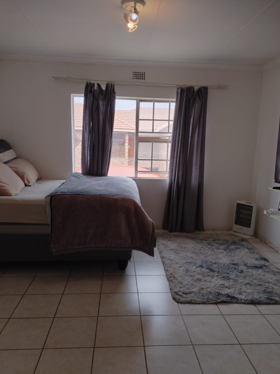 To Let 1 Bedroom Property for Rent in Crystal Park Gauteng