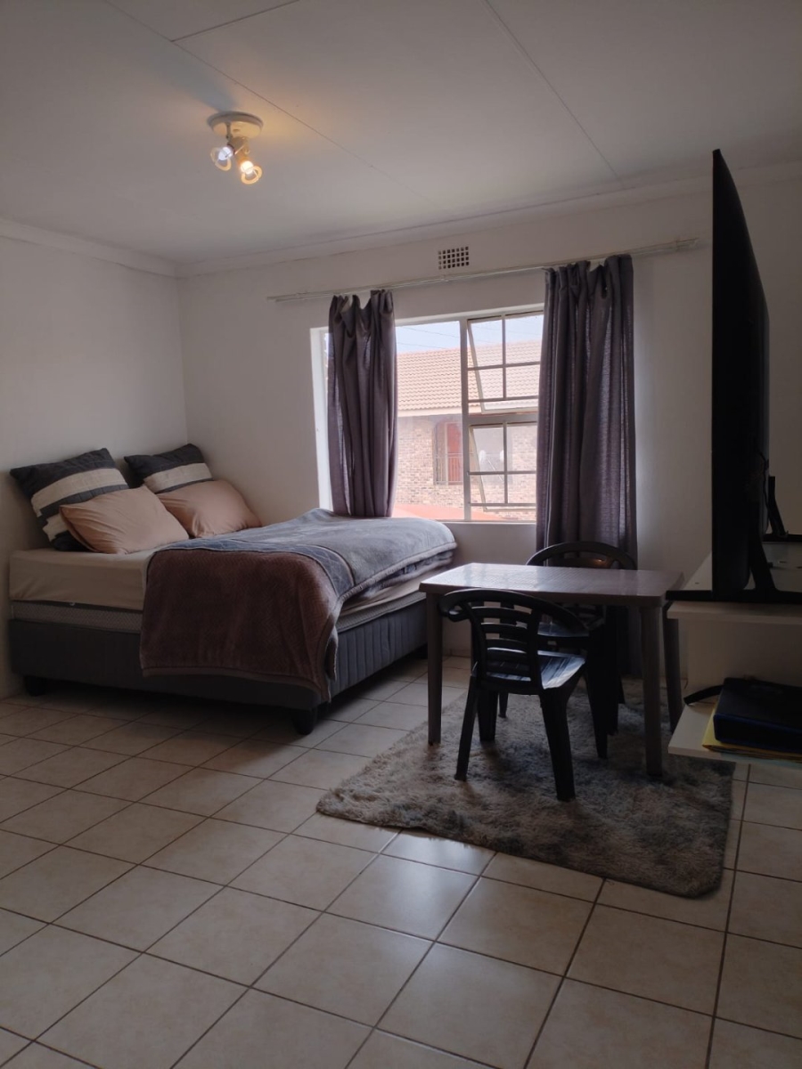 To Let 1 Bedroom Property for Rent in Crystal Park Gauteng