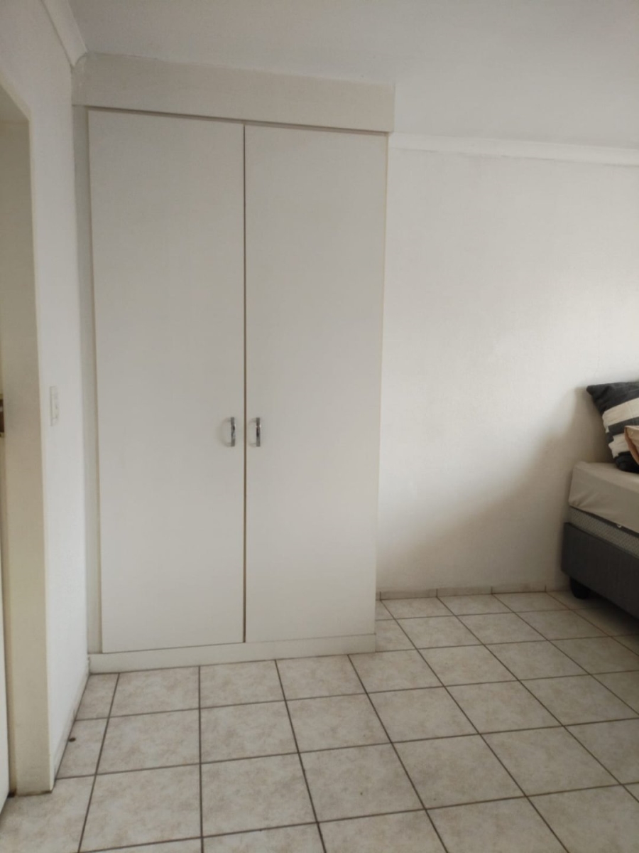 To Let 1 Bedroom Property for Rent in Crystal Park Gauteng