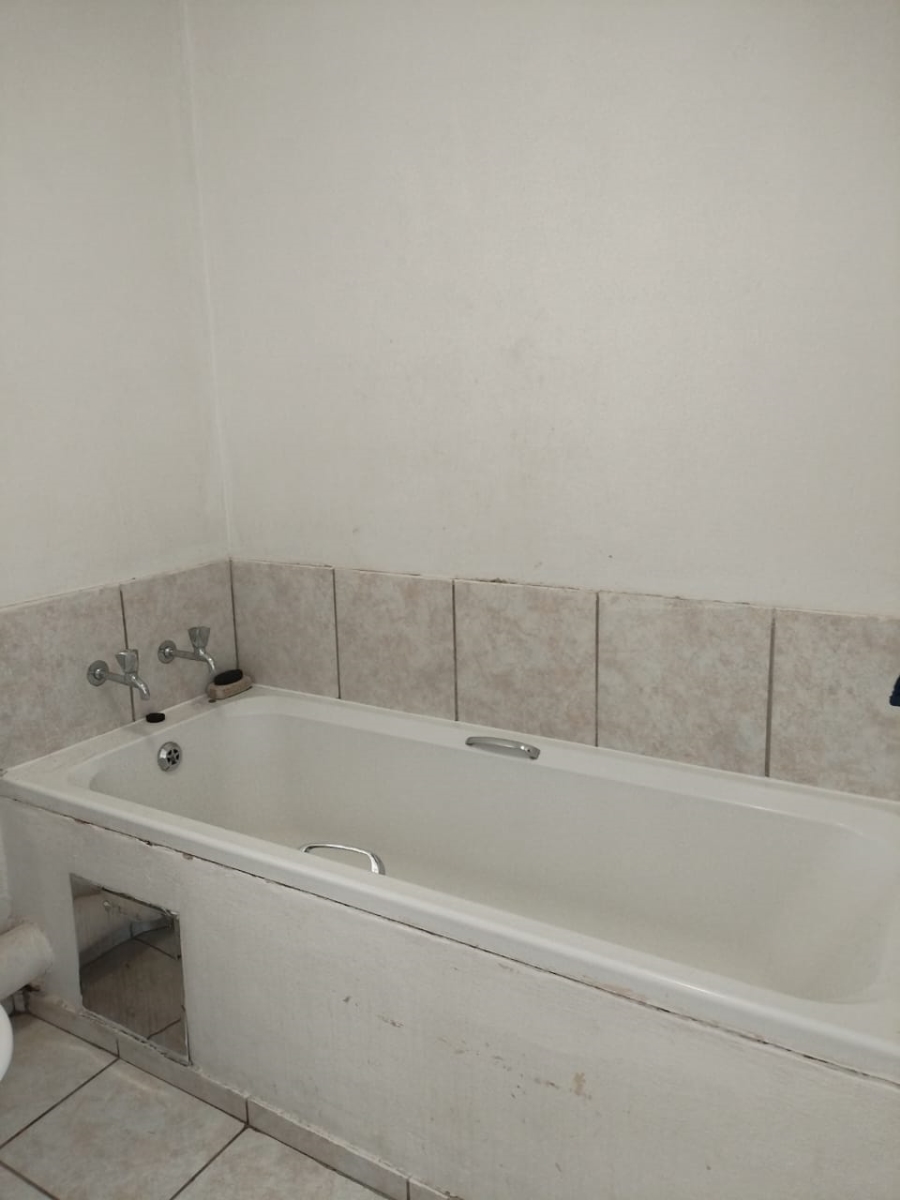 To Let 1 Bedroom Property for Rent in Crystal Park Gauteng