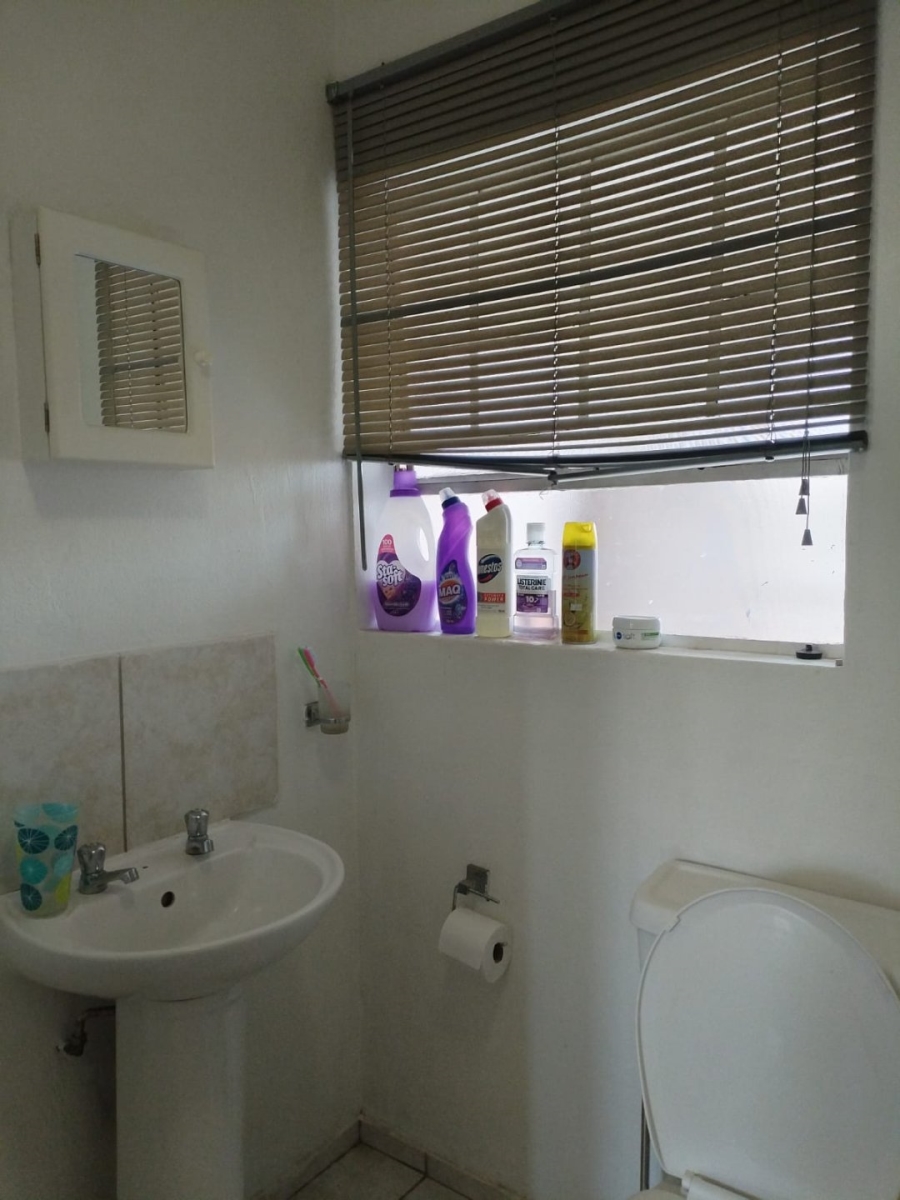 To Let 1 Bedroom Property for Rent in Crystal Park Gauteng