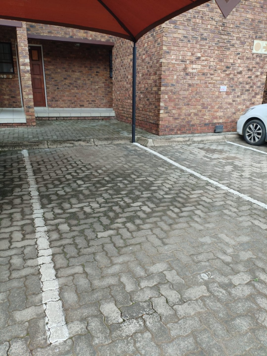 To Let 1 Bedroom Property for Rent in Crystal Park Gauteng