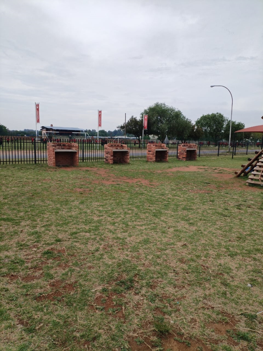 To Let 1 Bedroom Property for Rent in Crystal Park Gauteng