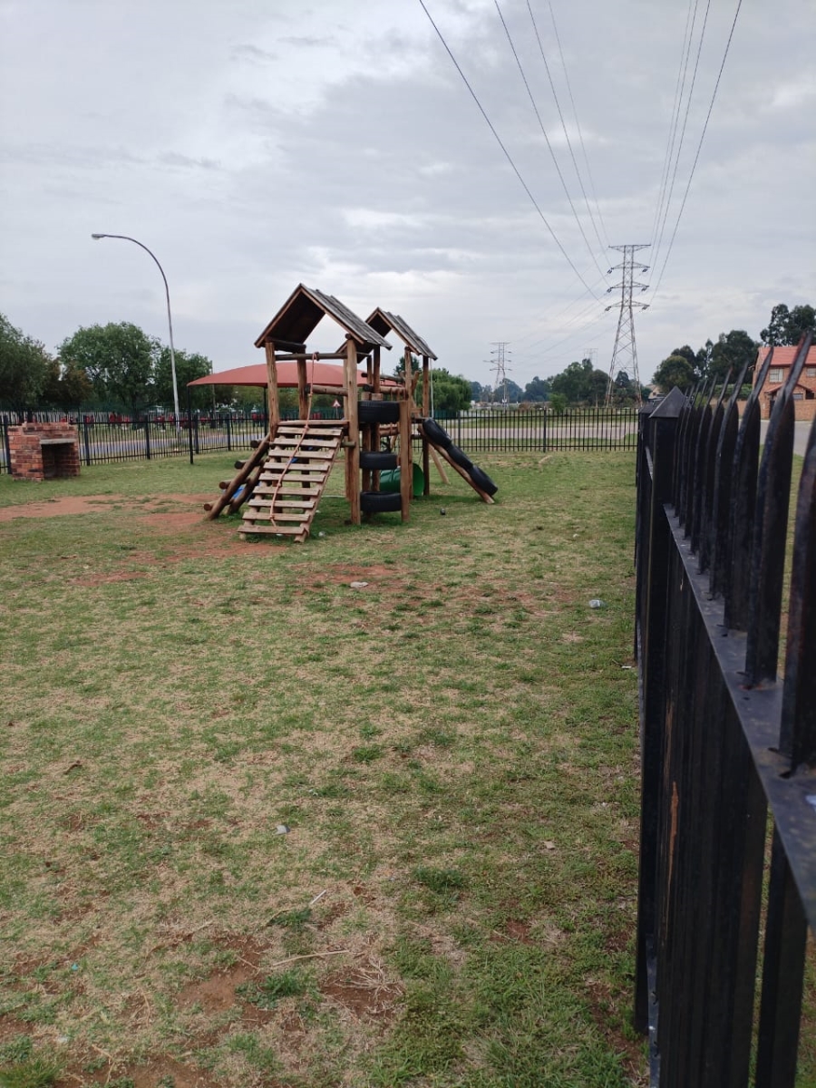 To Let 1 Bedroom Property for Rent in Crystal Park Gauteng